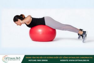 Tư thế nằm sấp trên bóng