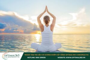 Ngồi thiền đưa tay qua đầu