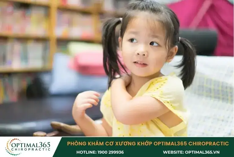 Trẻ dễ bị đau nhức do cột sống vẹo gây ảnh hưởng tới bộ phận xung quanh