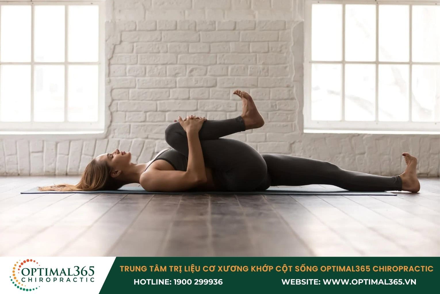 Bài tập kéo giãn cơ lưng (Knees-to-chest backstretch)