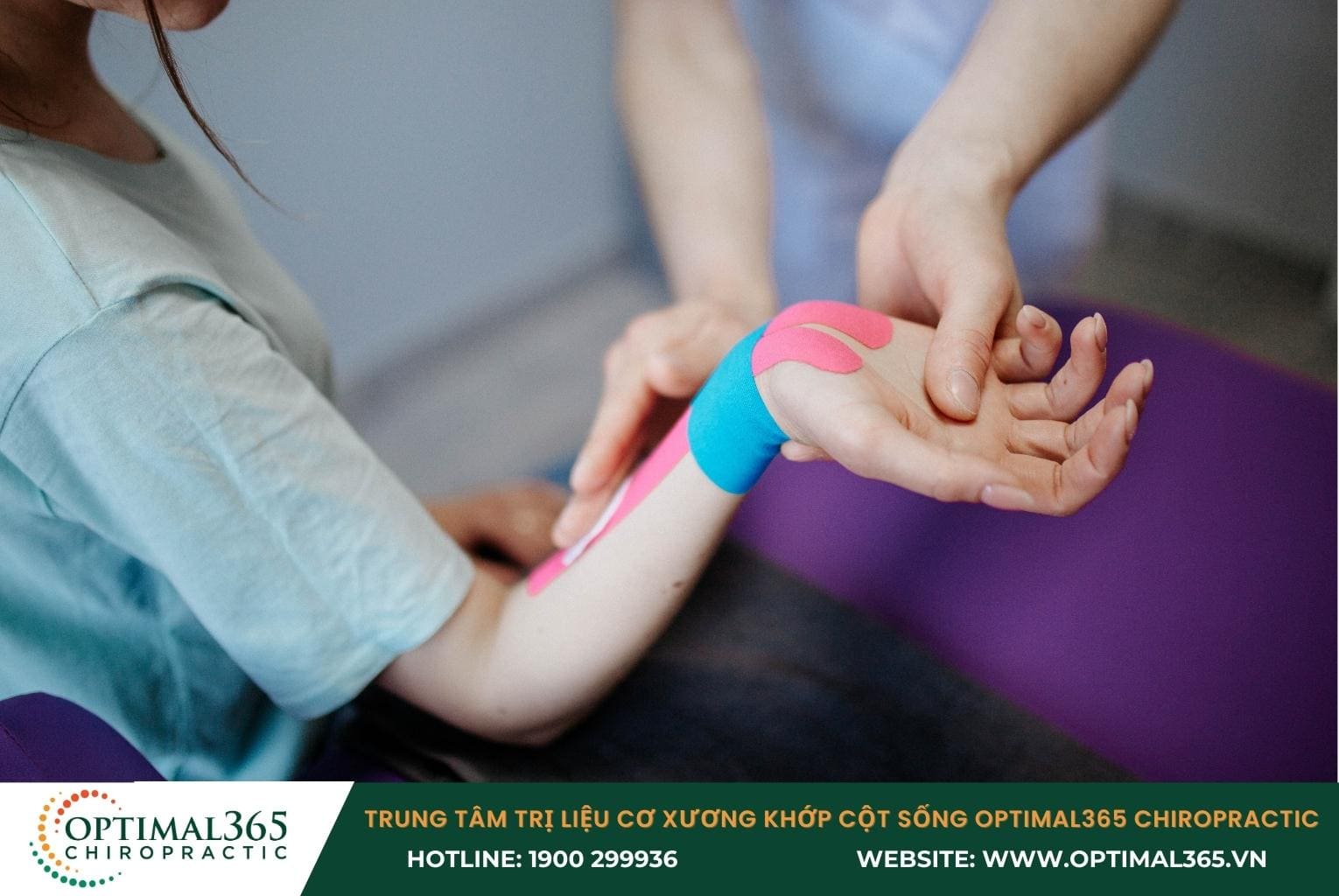 Dùng băng dán Kinesio Taping để giảm đau, sưng khi bị bong gân