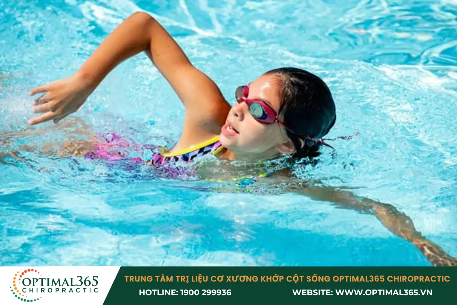 Bơi lội giúp tăng cường các nhóm cơ xung quanh cột sống, giúp ổn định cột sống 
