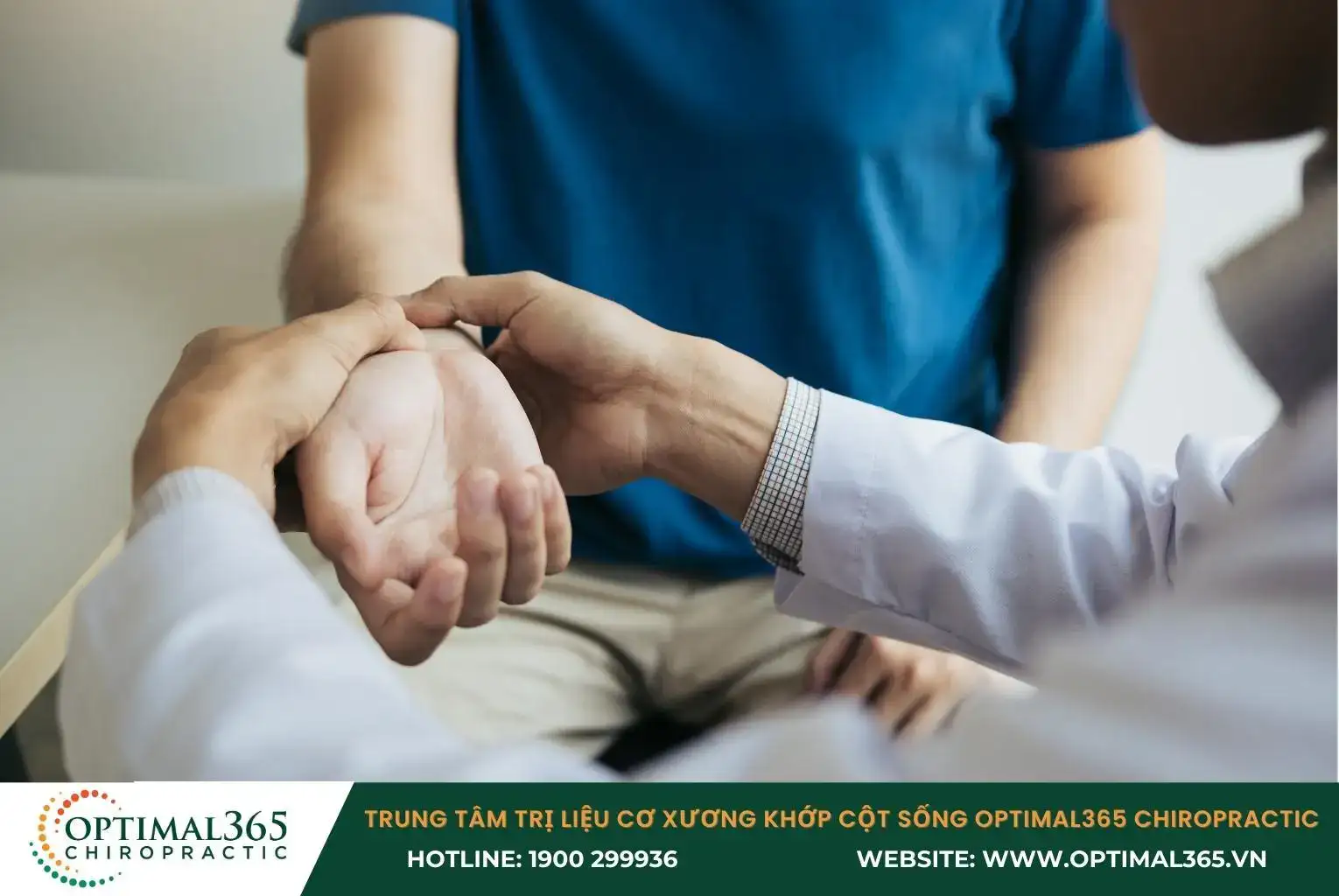 Bác sĩ chẩn đoán tình trạng chấn thương cổ tay