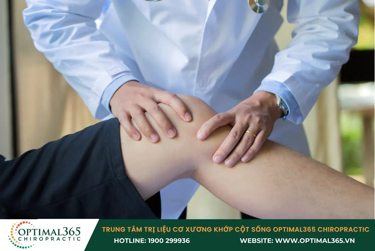 Bác sĩ kiểm tra phạm vi cử động và mức độ đau của người bệnh