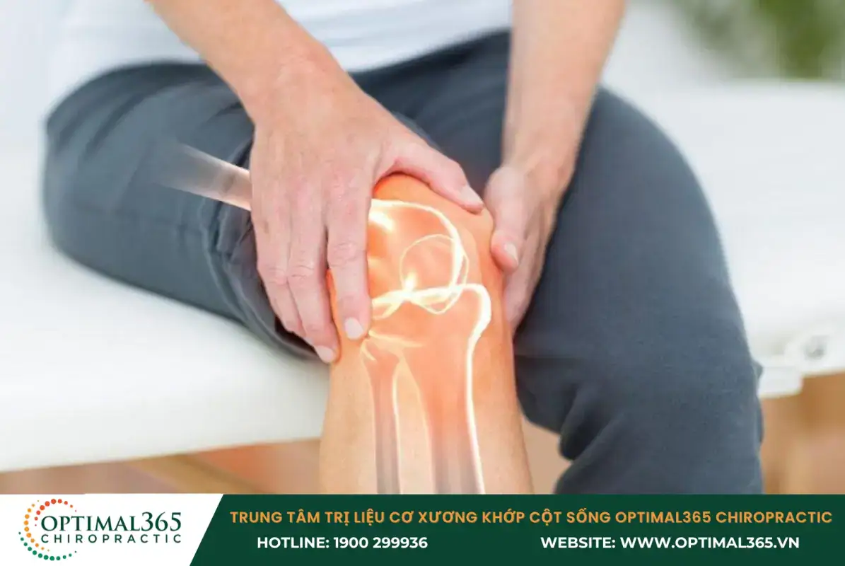 Đau nhức ở khớp gối do chịu áp lực thường xuyên từ các hoạt động sinh hoạt hằng ngày