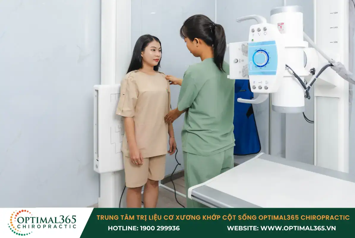 Kỹ thuật viên hướng dẫn người bệnh chụp X-ray