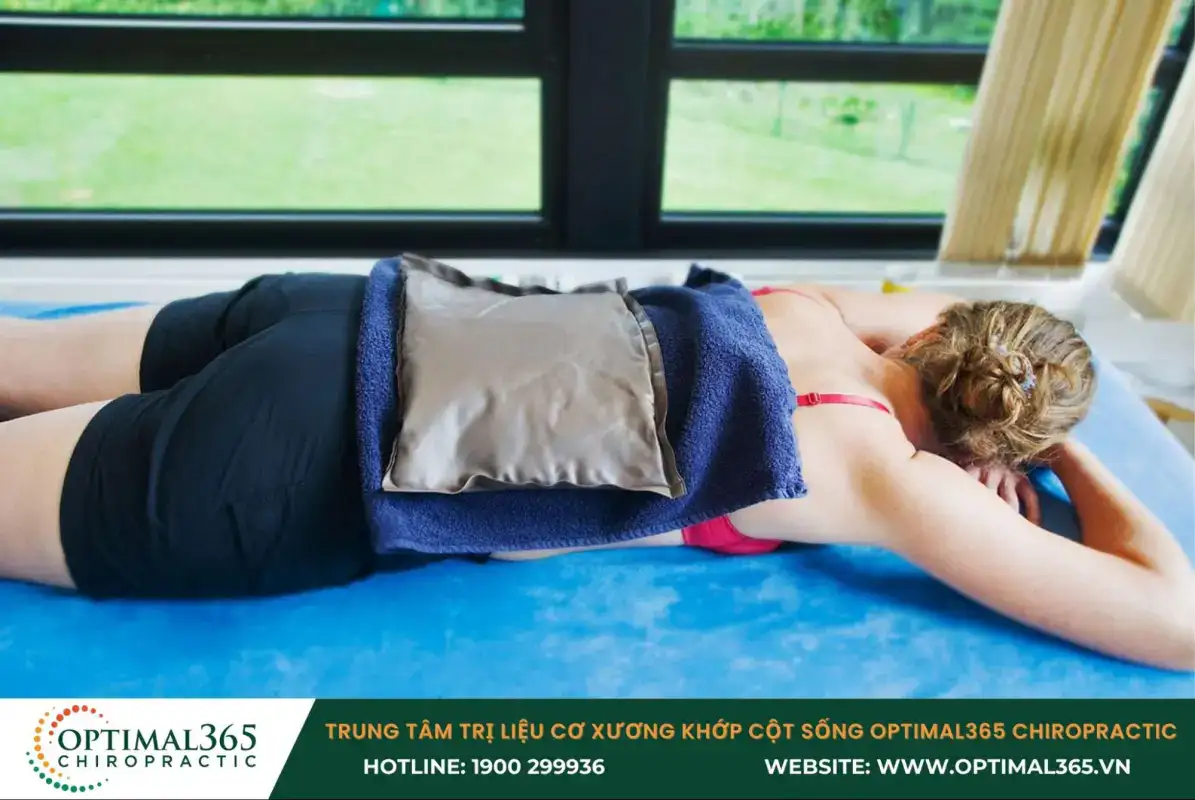 Chườm nóng vùng lưng dưới xoa dịu cơn đau