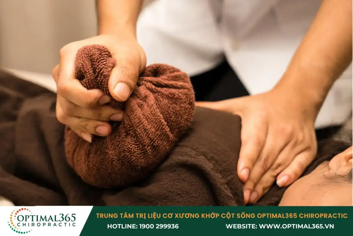 Chườm nóng có tác dụng giảm đau, giảm căng cứng cơ