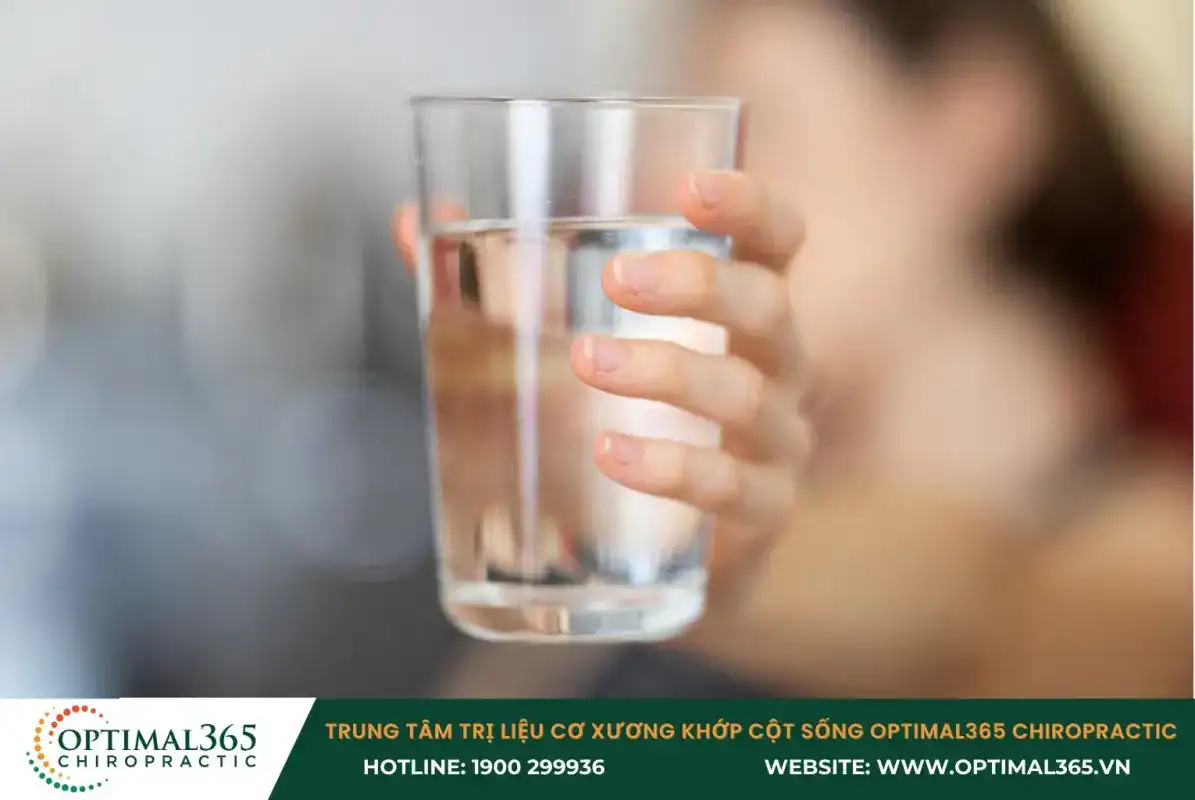 Uống đủ nước hàng ngày để ngăn ngừa viêm khớp, khô khớp