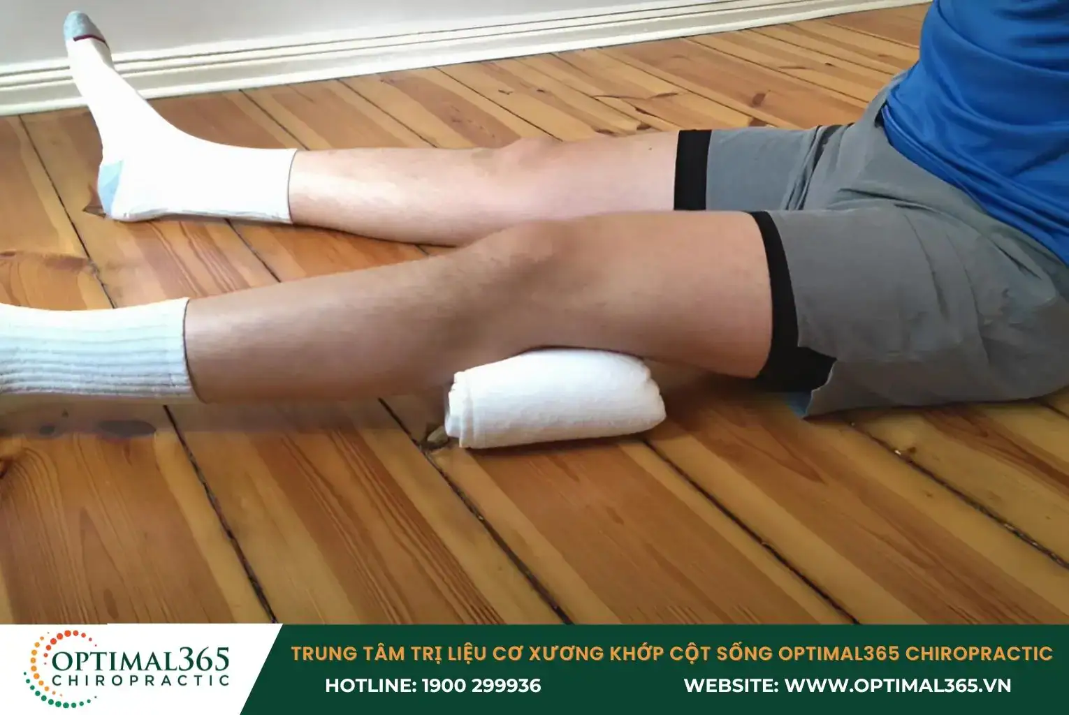 Người bệnh duỗi thẳng chân với khăn lót bên dưới