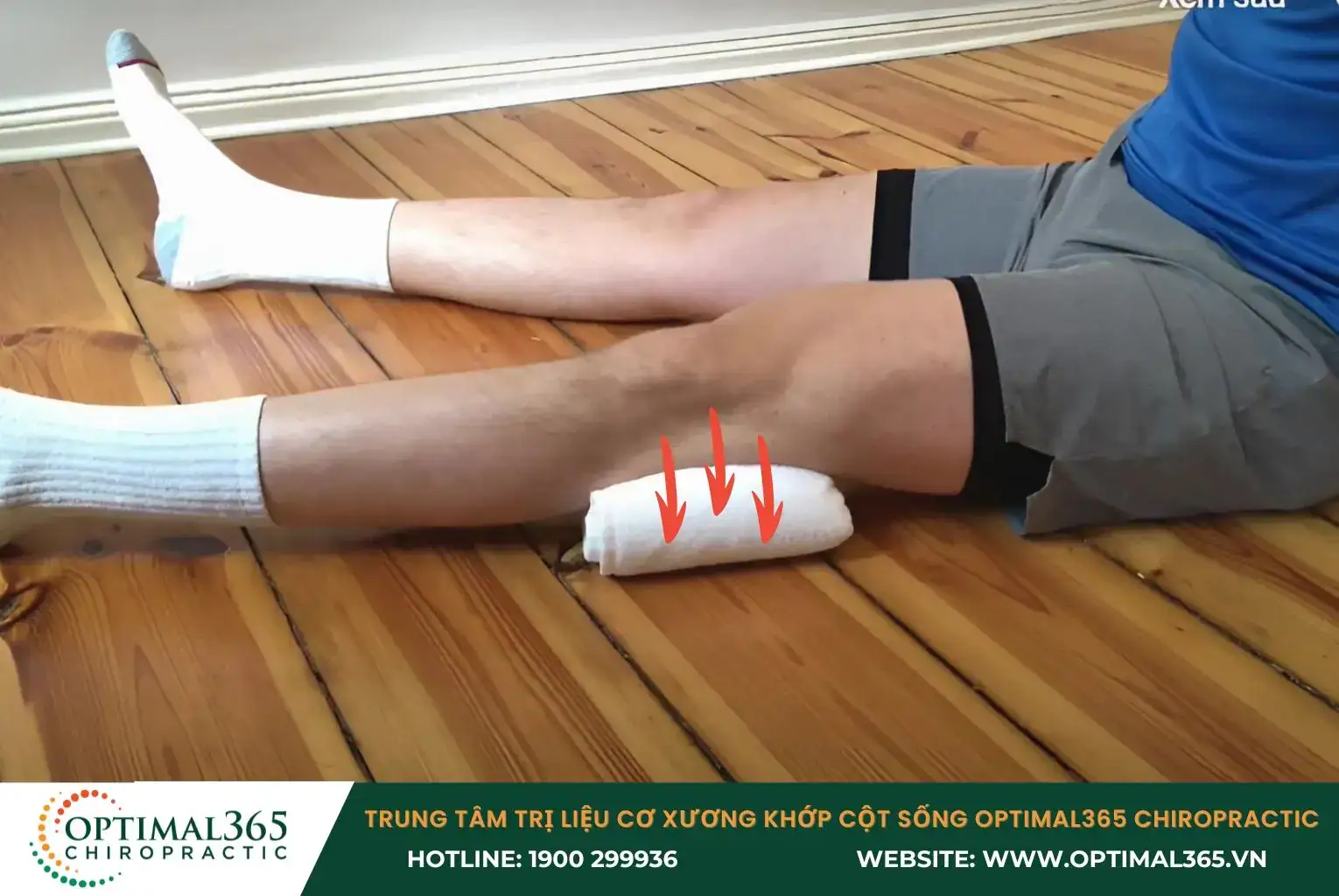 Ấn nhẹ đầu gối xuống và giữ cho khớp gối duỗi thẳng