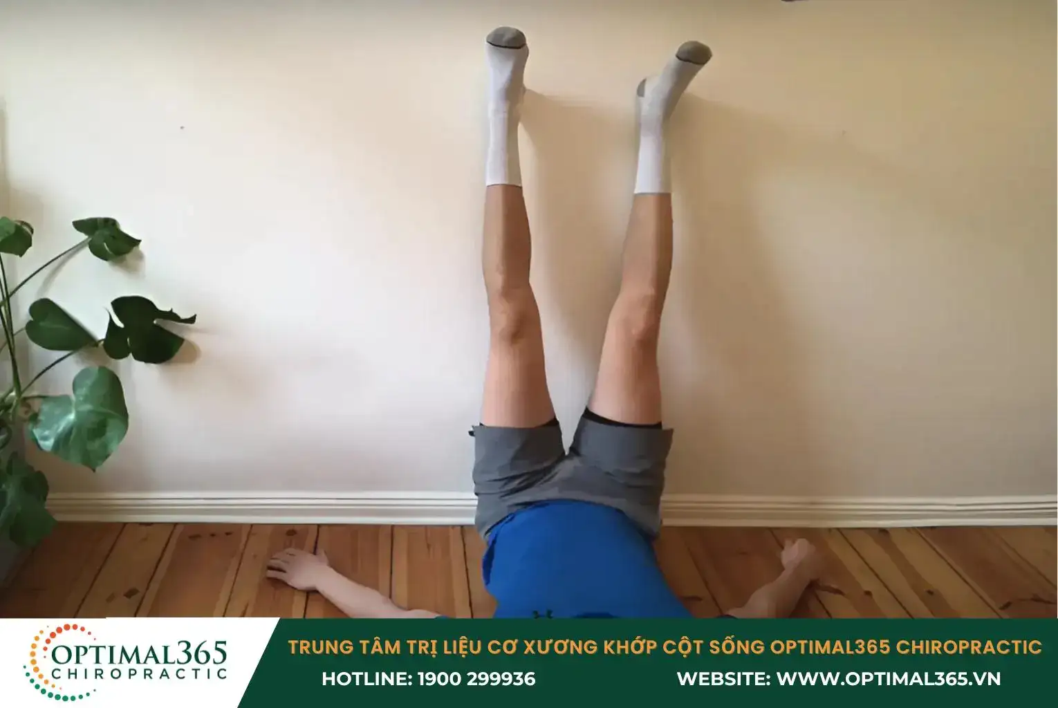 Nằm trên sàn với chân duỗi thẳng dựa tường