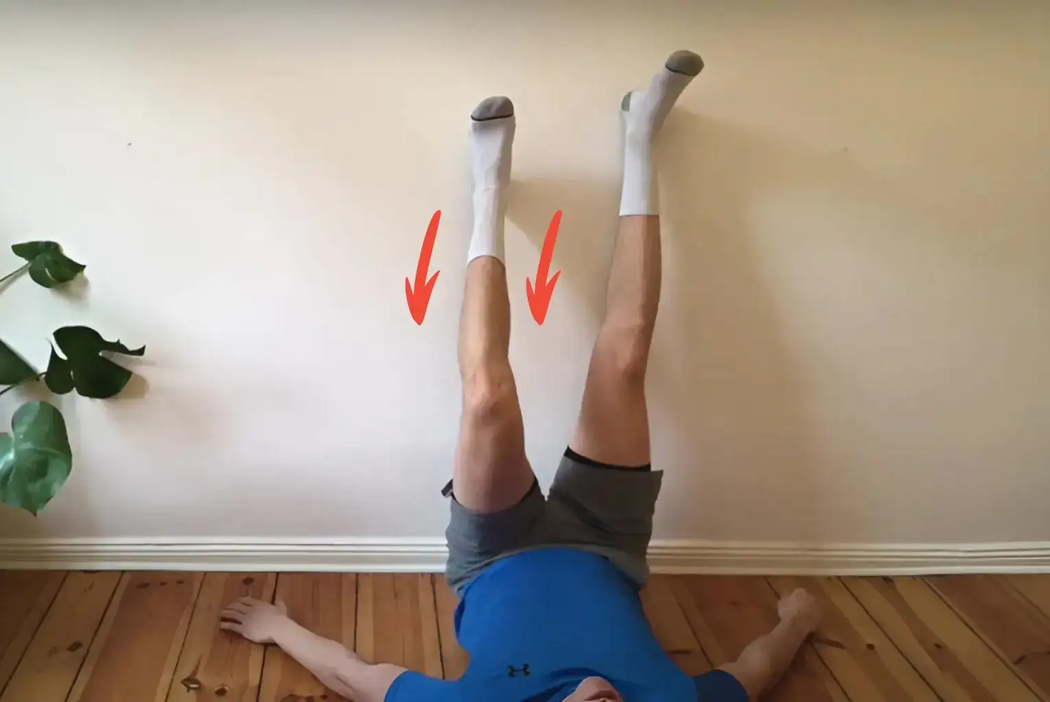 Từ từ co chân lại cho đến khi cảm thấy căng cơ khớp gối 