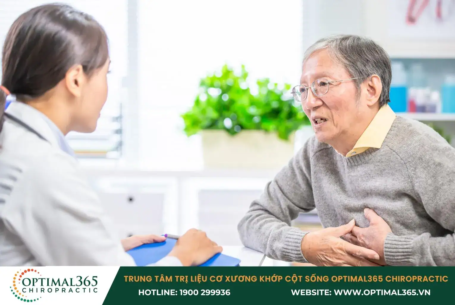 Bác sĩ hỏi thăm các yếu tố về tình trạng đau nhức căng cơ của người bệnh