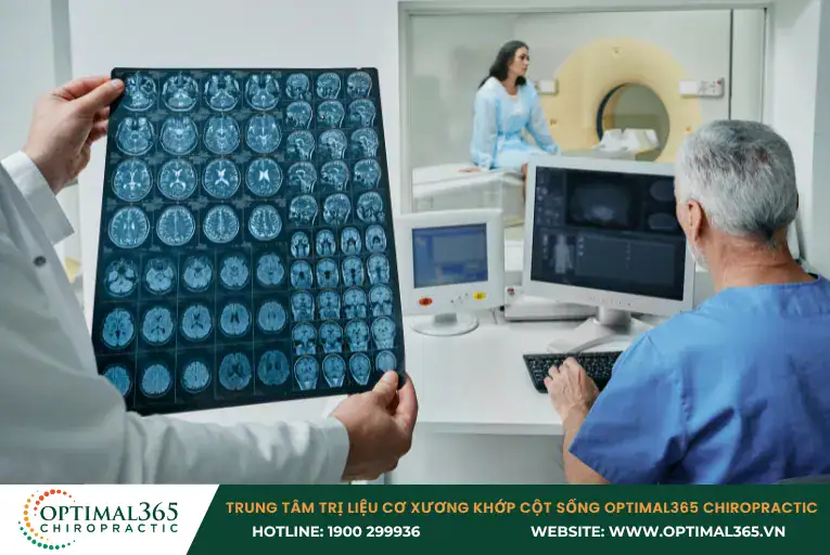 Bác sĩ thực hiện thăm khám và các xét nghiệm để chẩn đoán nguyên nhân bệnh