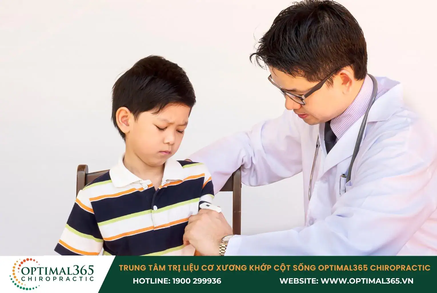 Bác sĩ thực hiện các xét nghiệm để chẩn đoán đau đầu ở trẻ