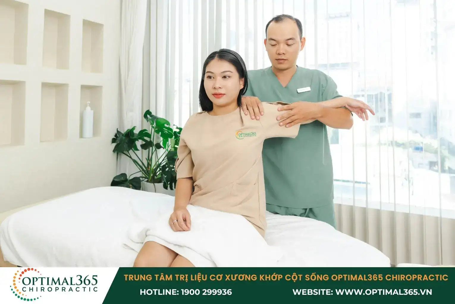  Kỹ thuật viên hướng dẫn thực hiện các bài tập phục hồi chức năng