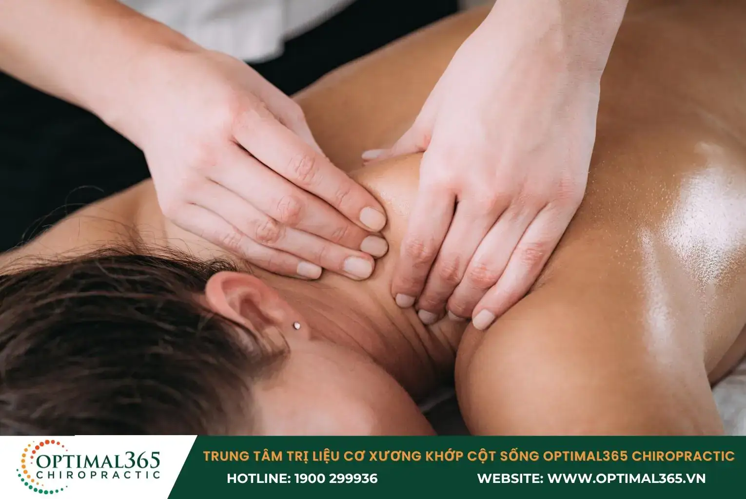 Xoa bóp nhẹ nhàng cổ, vai, gáy để xoa dịu cơn đau đầu