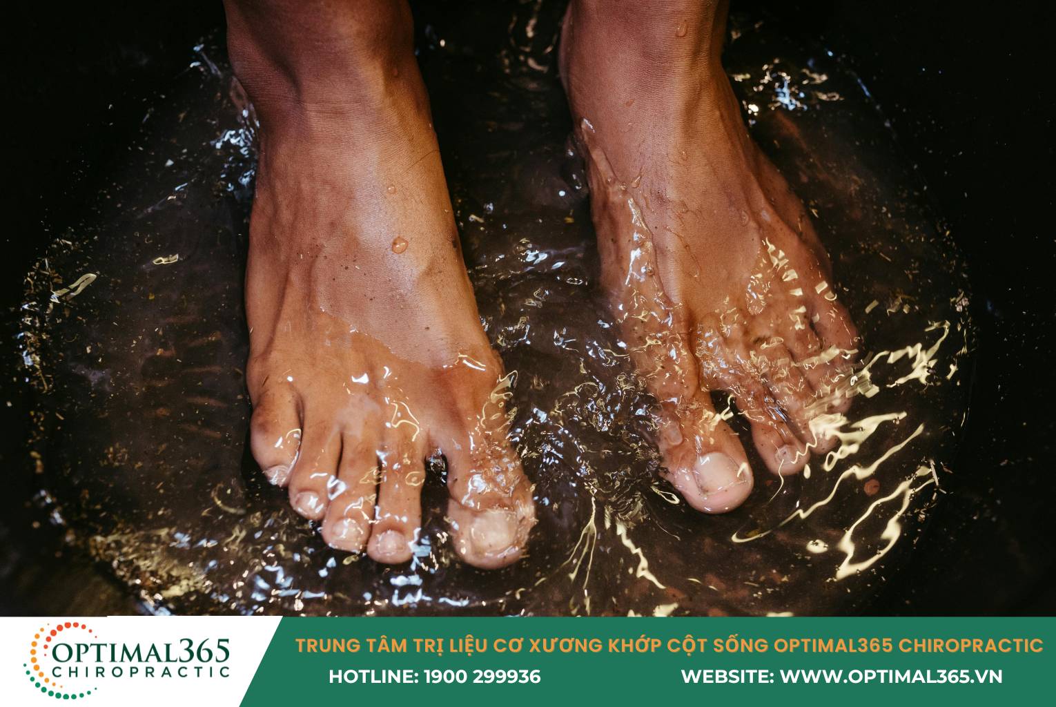 Mẹo dân gian trị tê bì tay chân bằng cách ngâm chân nước muối gừng ấm giúp lưu thông khí huyết