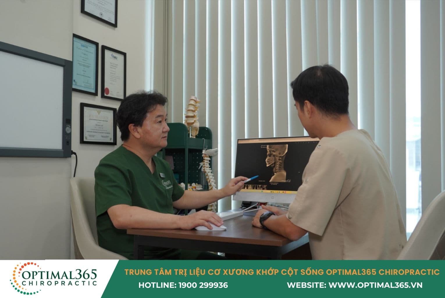 Bác sĩ phân tích phim chụp cột sống để tìm nguyên nhân đau lưng tê chân