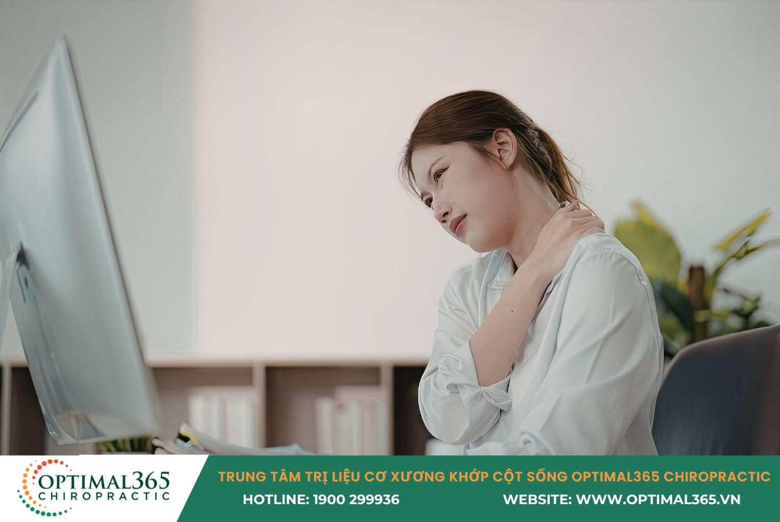 Ngồi sai tư thế làm việc là nguyên nhân đau vai gáy và tê bì tay chân phổ biến