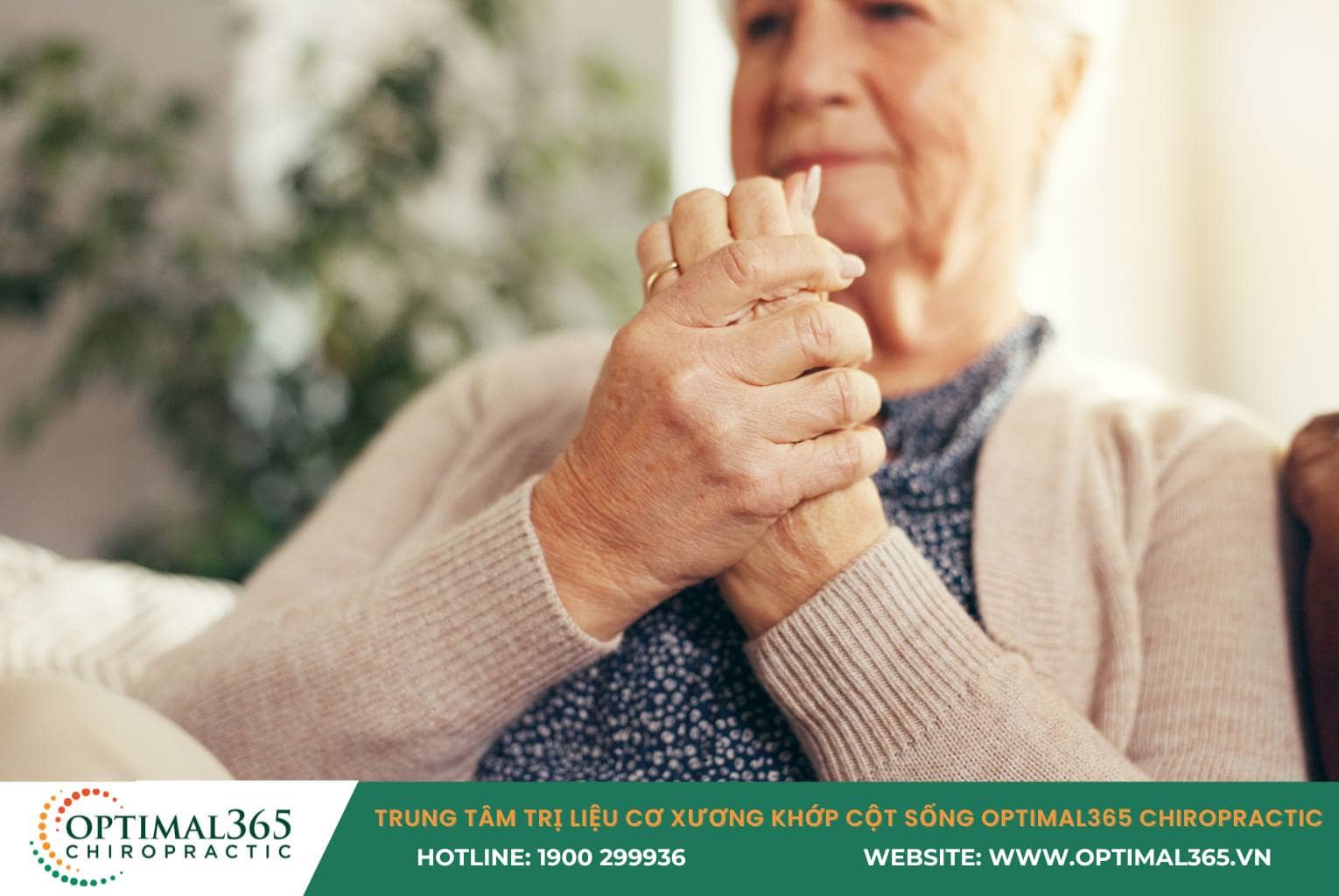 Người cao tuổi xoa bóp tay do bị hội chứng tê bì tay chân gây cảm giác châm chích khó chịu